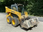 Baustellen-Kompaktlader KOMATSU SK 820 – 2012 (Professionelle geländegängige Ausrüstung)