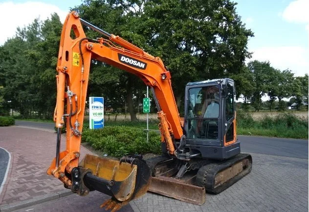 v5-4.webp DOOSAN DX60R + 3 SCHAUFELN – Kompaktbagger 5,9T – Bild 1